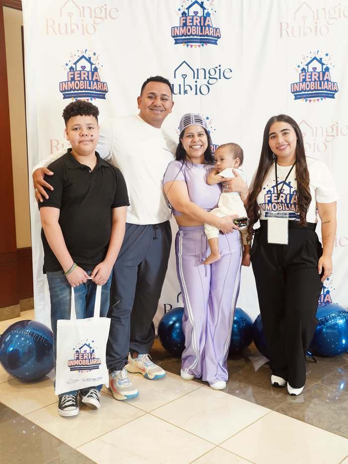 Familias en la Feria Inmobiliaria Angie Rubio